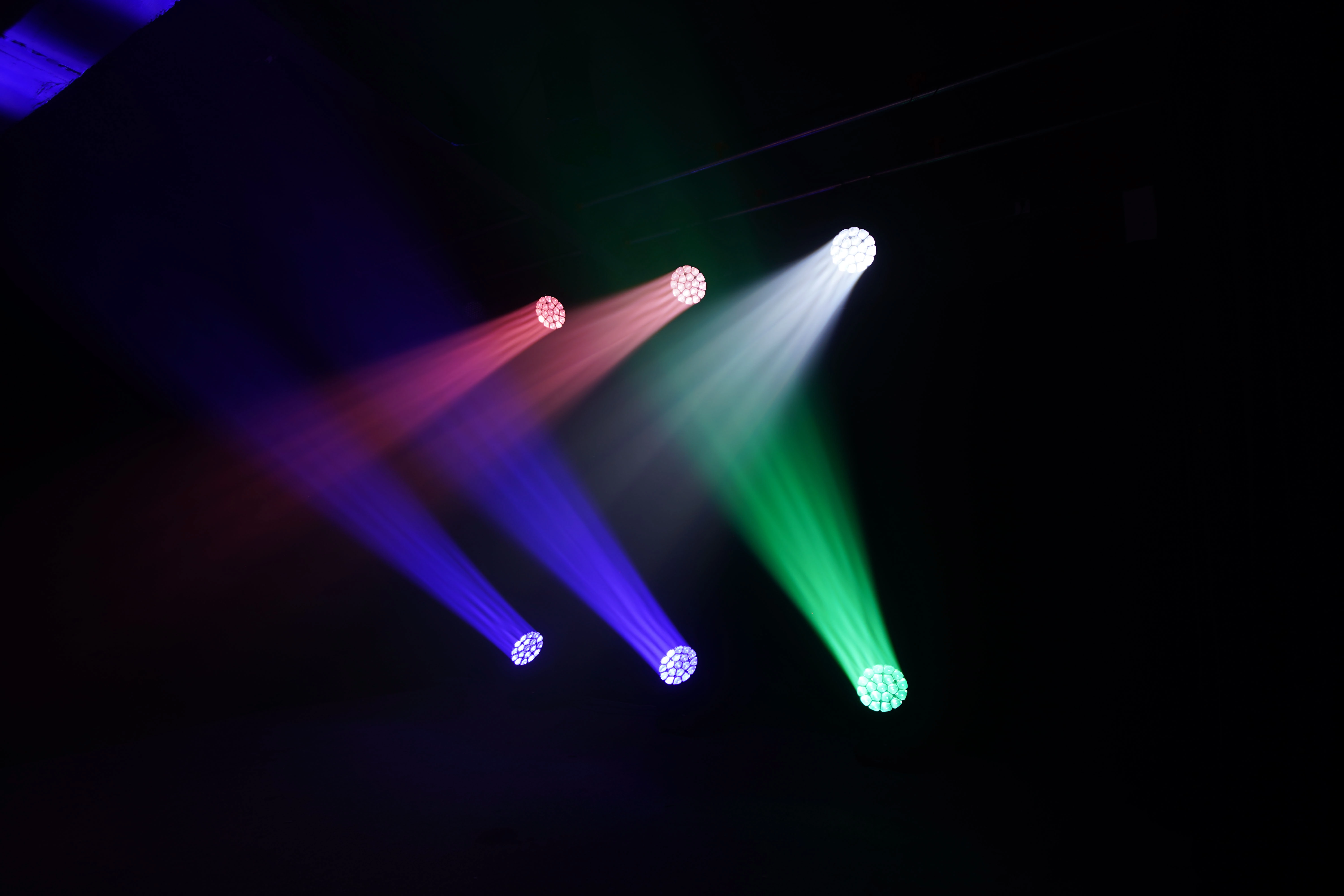 GML B-EYE 1940 LED Moving Head — beam mode, 4 narrow RGBW beams
